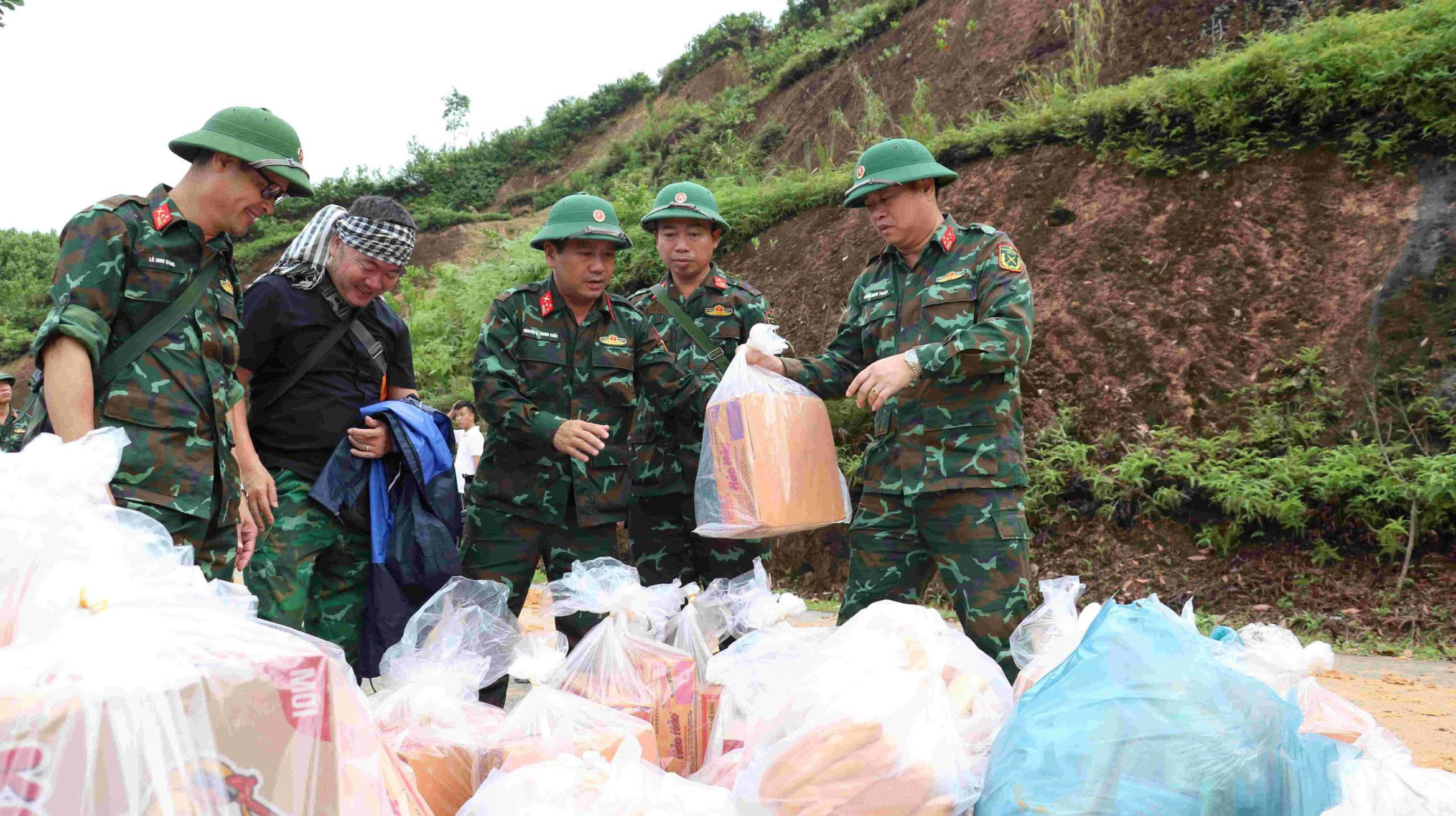 部队翻山越岭为洪水后孤立地区民众运送物资
